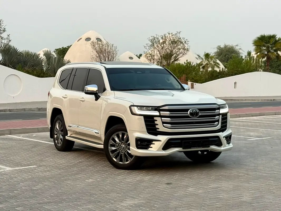 نمای دیگر تویوتا لندکروزر VXR 2025